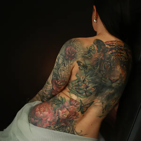 Tygr s pivoňkami · celá záda · cover-up